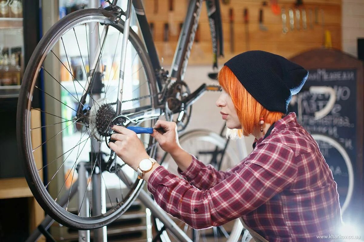 Где ремонтируют велосипеды. Веломеханик. То велосипеда. Техническое обслуживание велосипеда. Чинит велосипед.