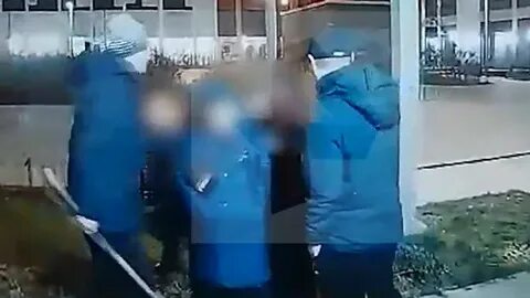 Мужик напал на детей