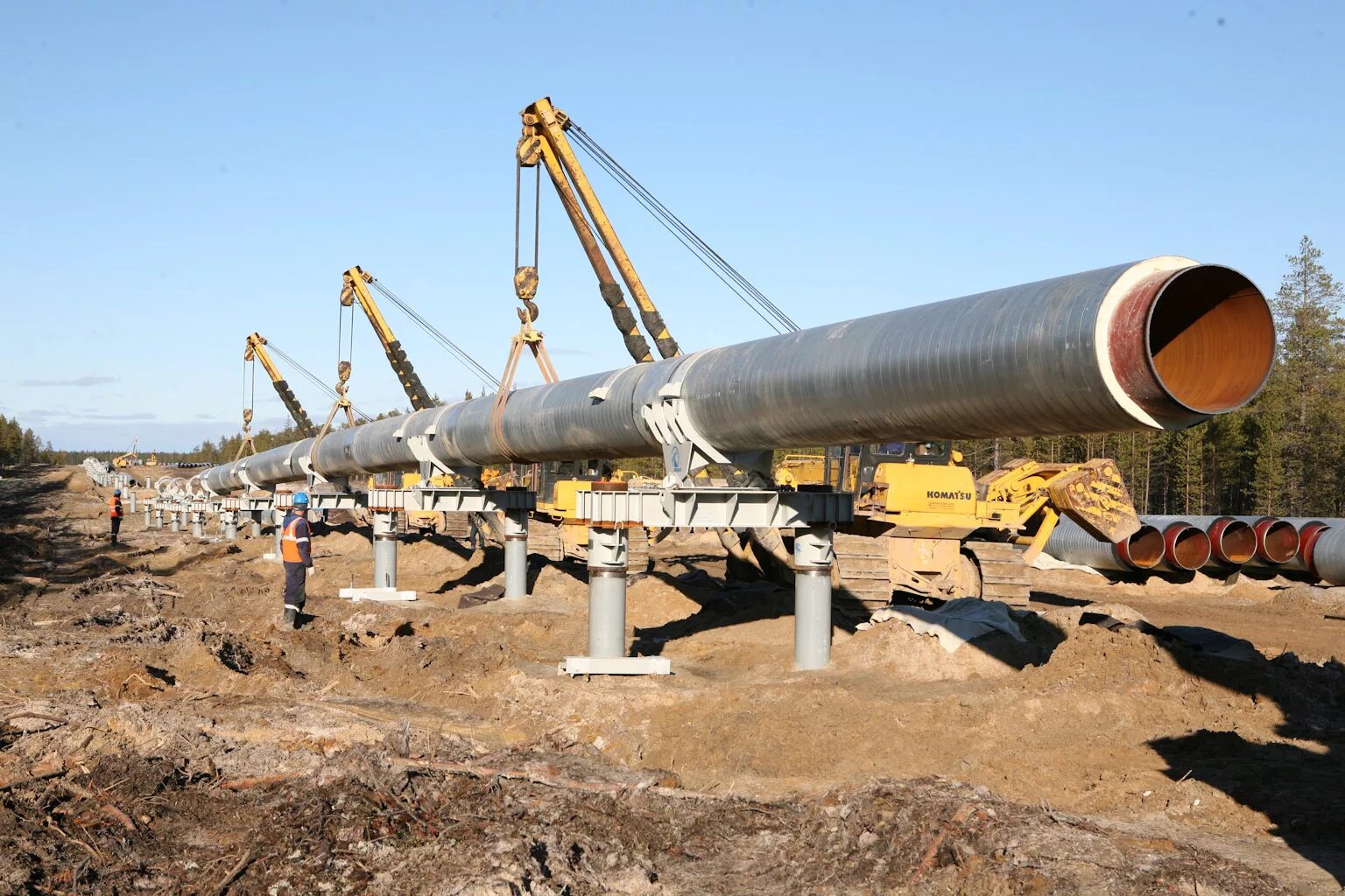 Стройка трубы. Нефтепровод «заполярье — пурпе трубы. трубопровод заполярье пурпе. опора на нефтепровод заполярье пурпе. трубопроводы в заполярье.