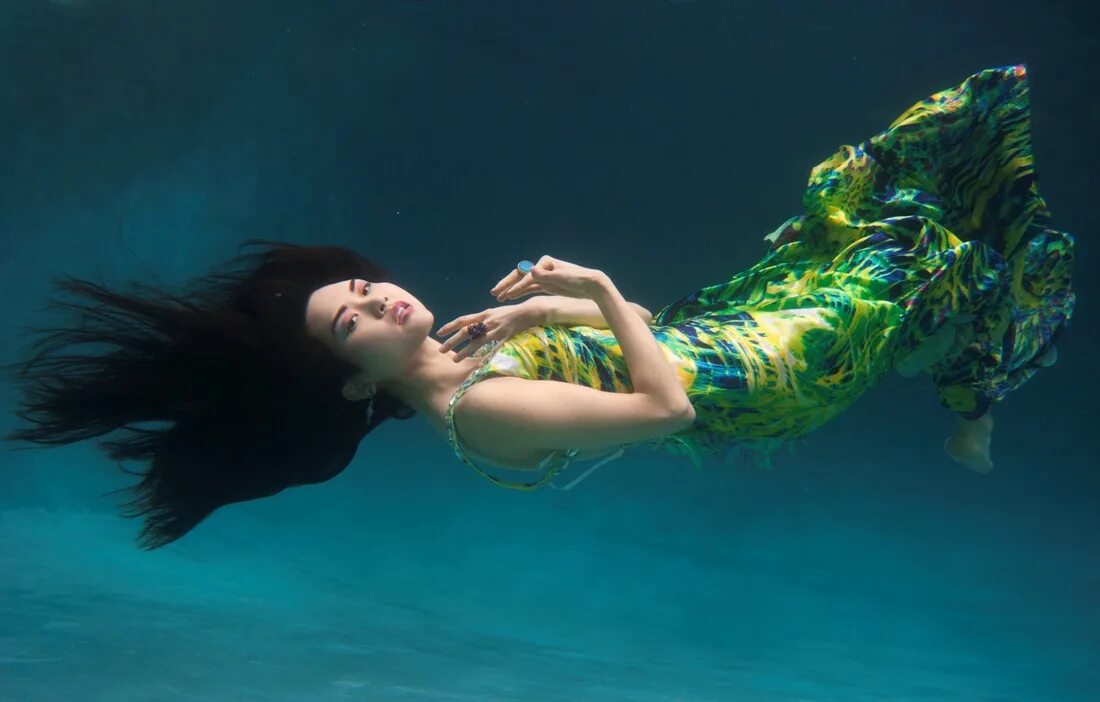 Сонник одежда в воде. Снится вода. Вода и человек. Сонник одежда в воде. Фотосессия в воде.