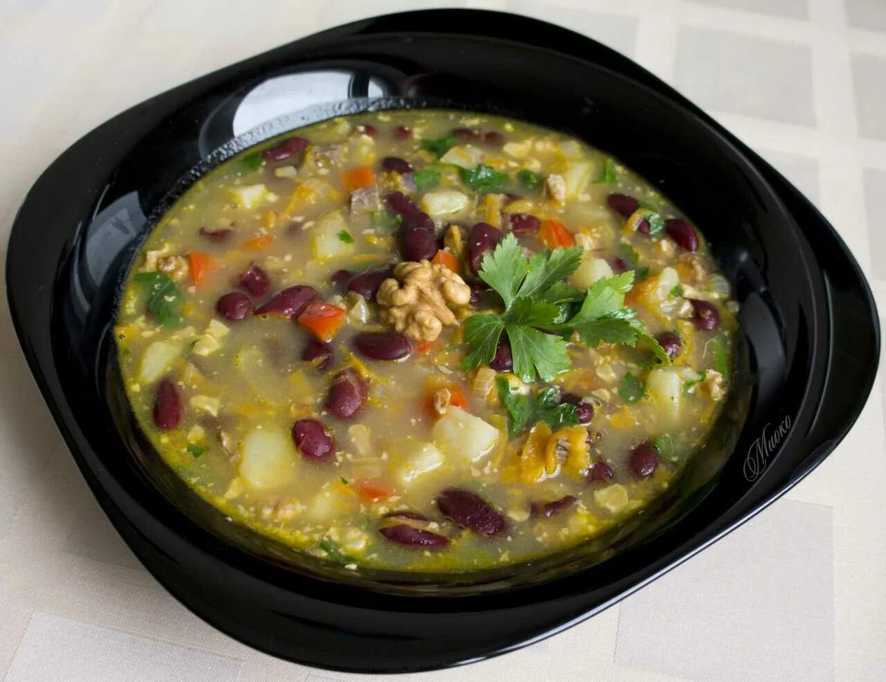 Суп с фасолью и мясом свинины. Акудрца (суп из фасоли) абхазия. дэшхолэпс (суп с фасолью и орехами. суп с красной фасолью. суп картофельный с красной фасолью.