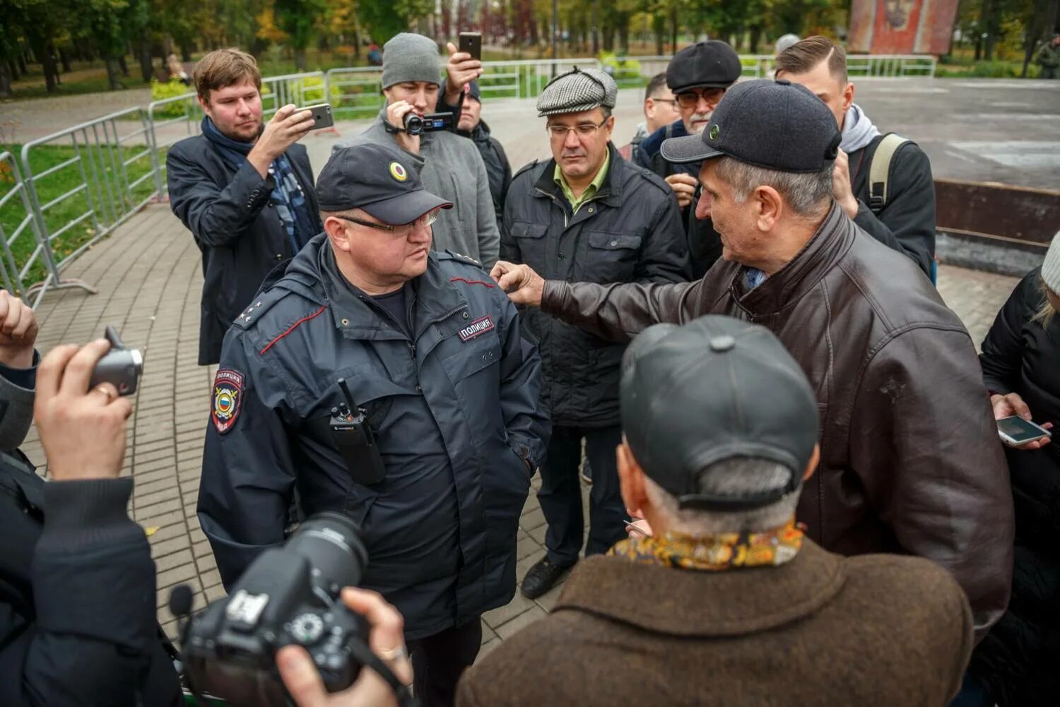 Оскорбление лиц при исполнении. Оскорбление представителя власти. оскорбил полицейского. полиция ругается.
