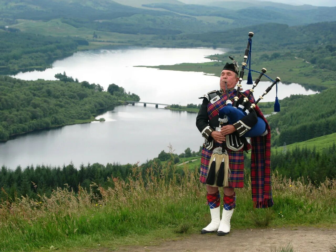 Шотландская волынка музыка. Шотландия килт волынка. Шотландия музыкальный инструмент национальный волынка. Горец Шотландия килт. Горец Шотландия волынка килт.