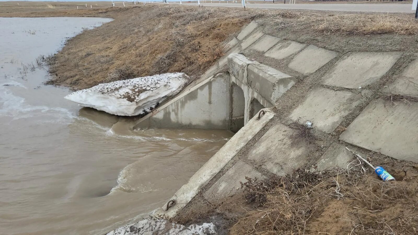 Ситуация с паводком в костанае. Сточные воды. Паводок в Кустанайской области. Костанай дамба. Наводнения в Кустанайской области 2023.