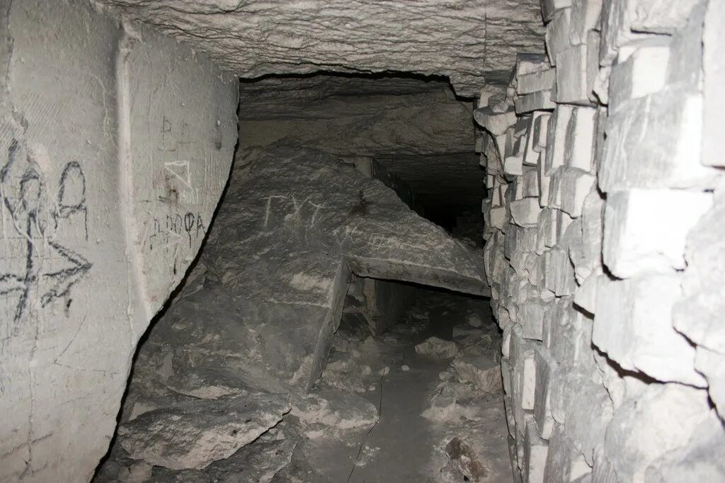 Старый карантин каменоломни. Каменоломни в керчи старокарантинские. Старая каменоломня. Каменоломни в керчи старокарантинские. Старый карантин каменоломни.