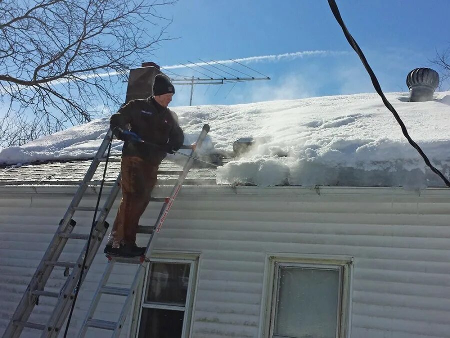 Скребок для уборки снега с крыши. Как чистить крышу. Очистка снега с крыши частного дома. Чистка снега с крыши. Очистка кровли.