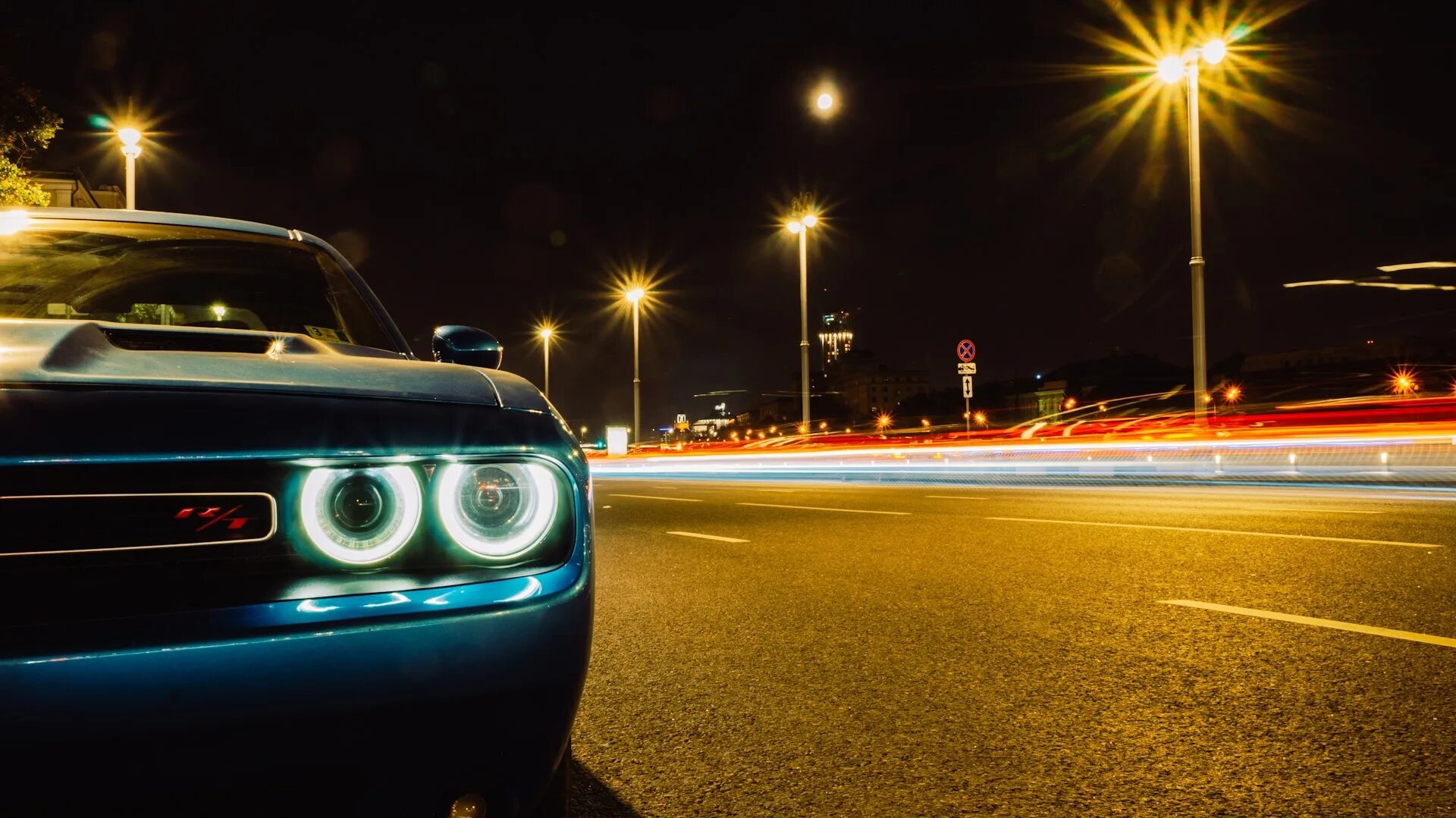 Песня лизогуба и давида фары фары. Dodge Challenger Night Drive. Dodge Challenger ночью. Додж Челленджер фары в темноте. Dodge Challenger фары.