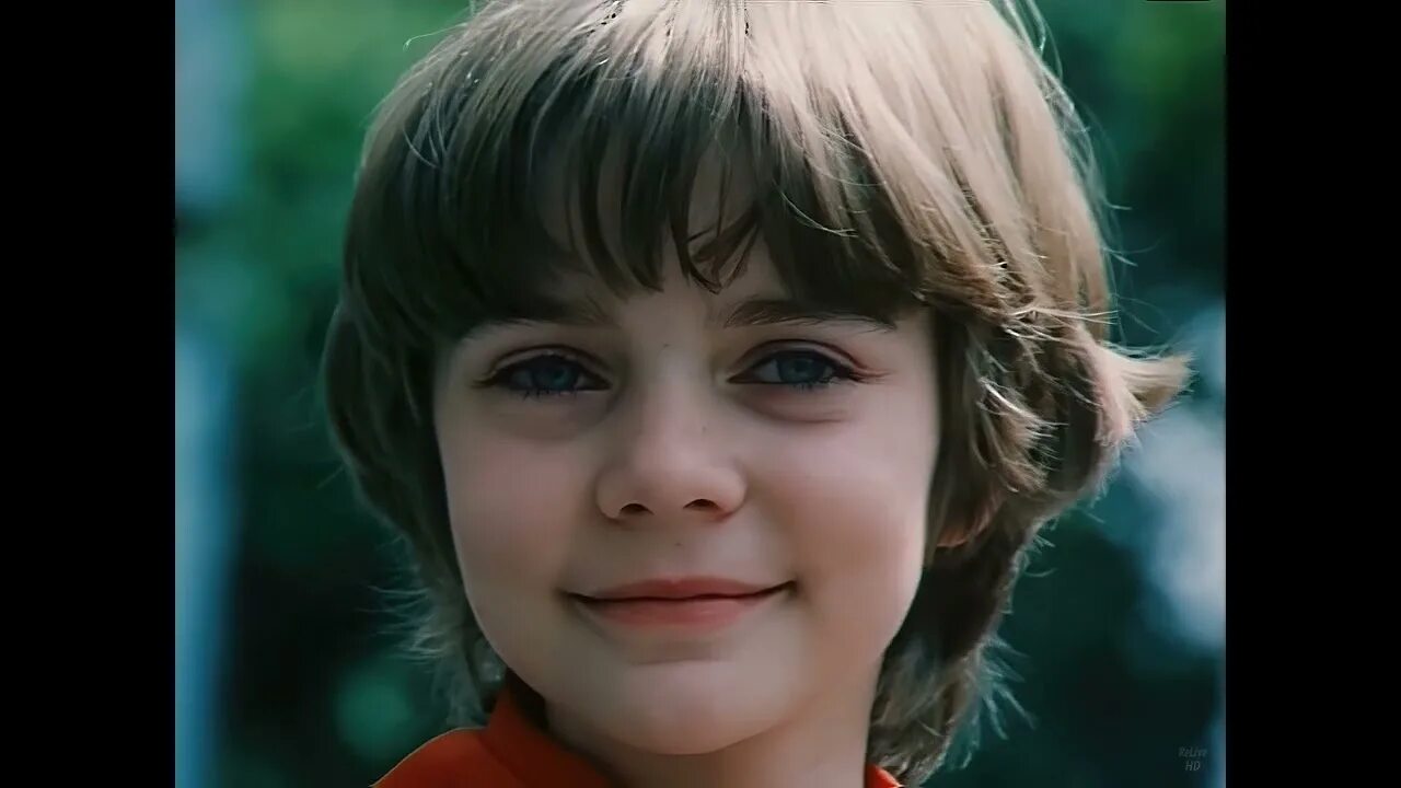 Алиса селезнева гиф. Гости из будущего 1984. Прекрасное далеко обложка. Алиса селезнева фильм гостья из будущего. Прекрасное далеко из какого.