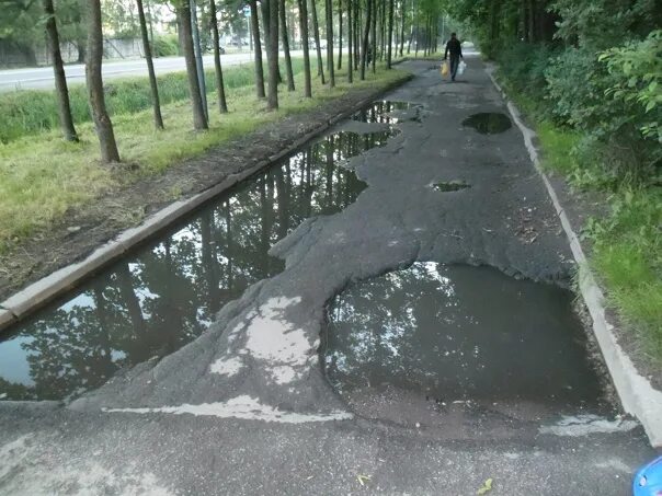 После дождя у школьного крыльца образовалась лужа. Лужи на тротуаре. стоячая вода на тротуаре. лужица спб. натёкшая лужа.