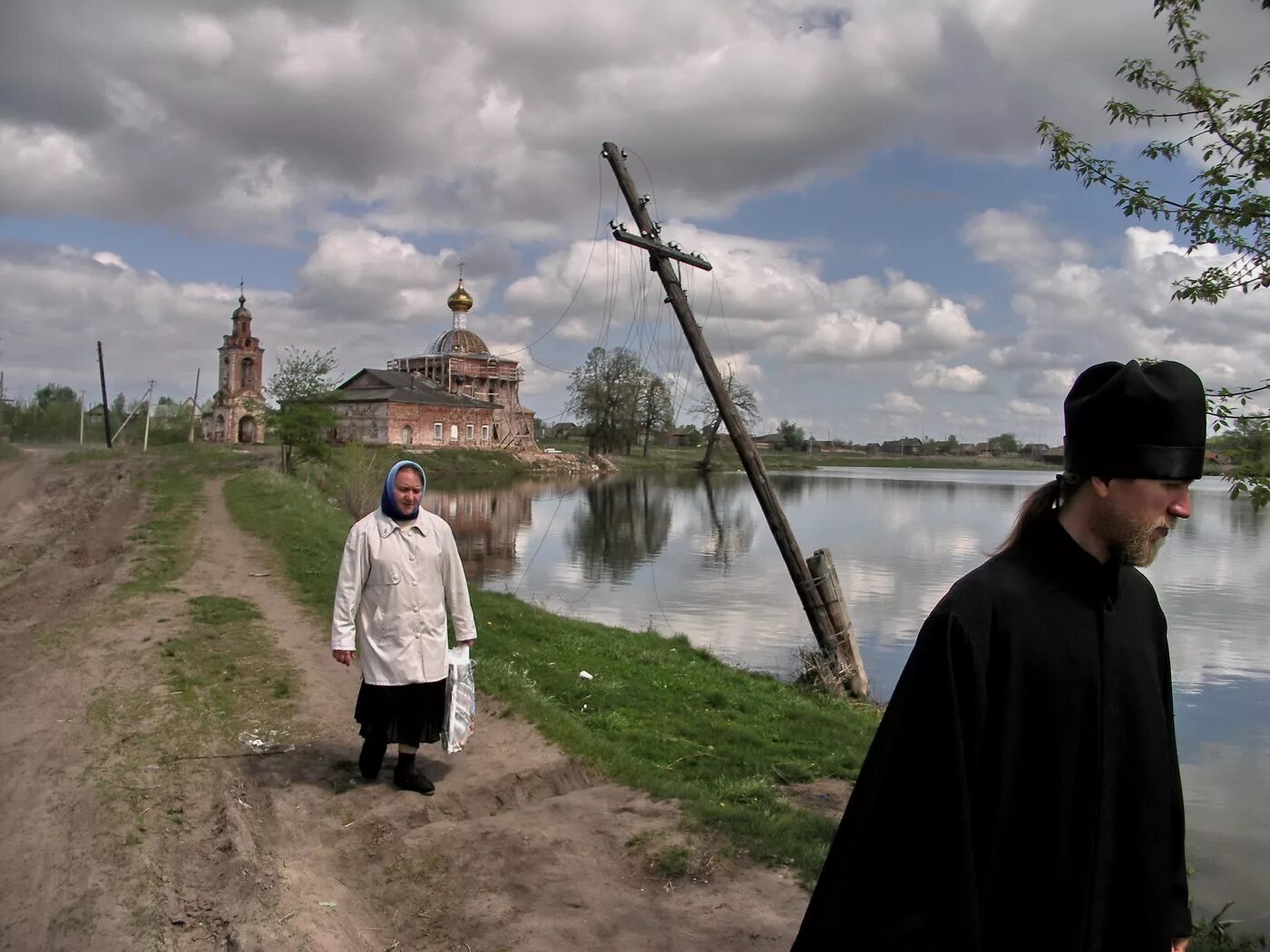 Включи прихода. Село три озера Татарстан. Сельский священник. Священник в деревне. Священник на фоне церкви.