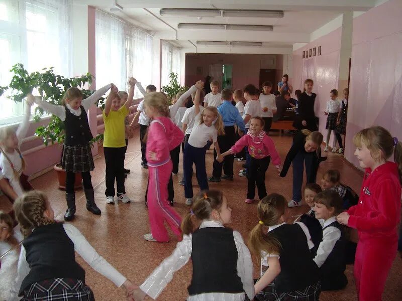 Дети в школе на перемене. Значение подвижных игр. Упражнения для развития креативного мышления. Игры и упражнения на удлиненных переменах. Школьные игры на переменах.