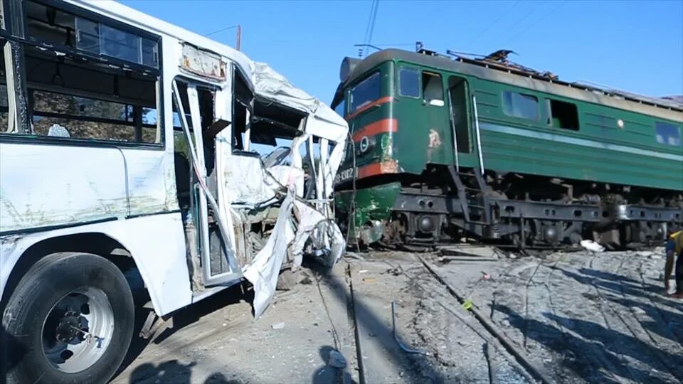 Автобус на жд переезде. Столкновение поезда с автобусом. Поезд врезался в автобус. Поезда и автобусы. Столкновение поездов с ПАЗИКАМИ.