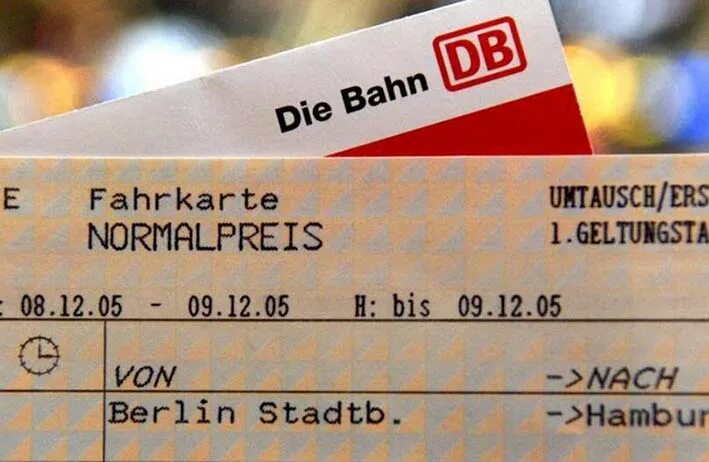 Tickets kaufen. Fahrkarte. Die Weltmarke mit den 3 Streifen la marque aux bandes фото. BAHNCARD 25 В руке. Busbord Kassel.