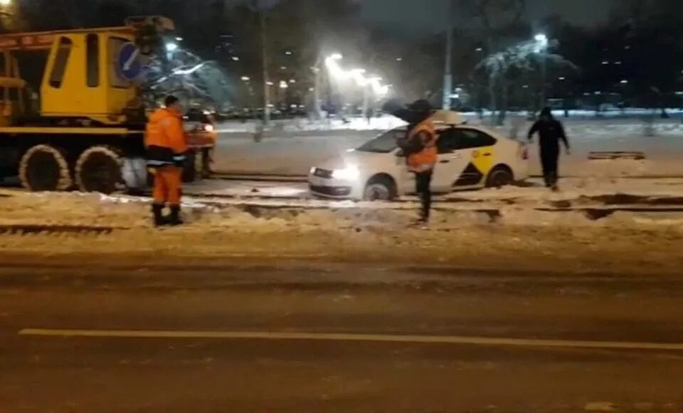 Ставрополь город на трамвайных путях камри застрял. Лимузин застрял на трамвайных путях. Застрял на трамвайных. Пожар на ярослава гашека сегодня спб. Застрял на трамвайных путях зимой.