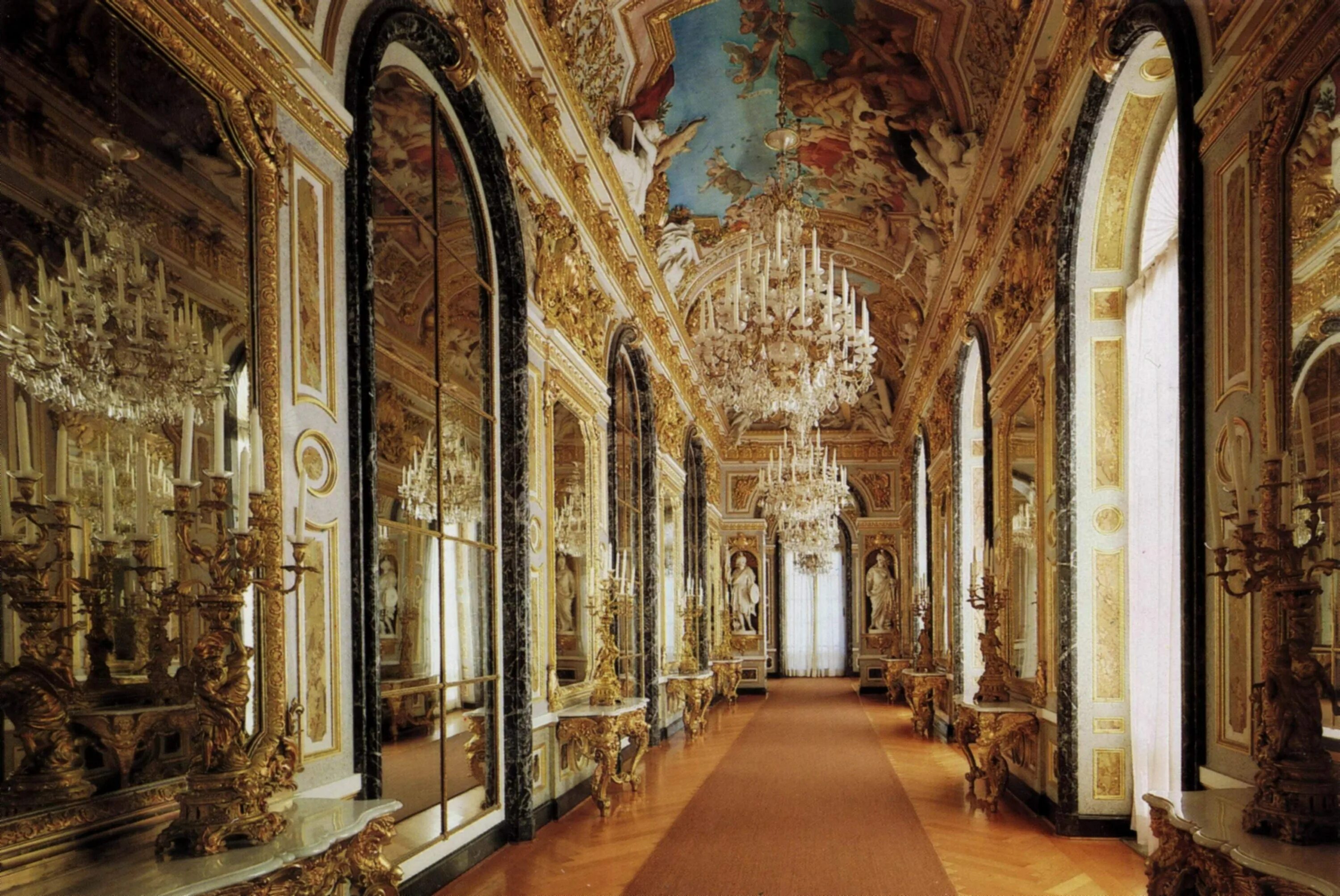 Какой дворец в холопе 2. Версальский дворец внутри. Версальский дворец бальный зал. Версаль Тронный зал. Германия, дворец Херренкимзе внутри.