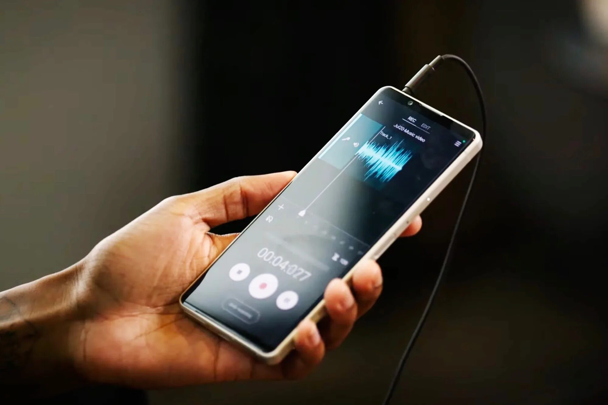Sony Xperia 5 IV. Xperia 5 v. Компактные смартфоны 2023. Смартфон в руке.