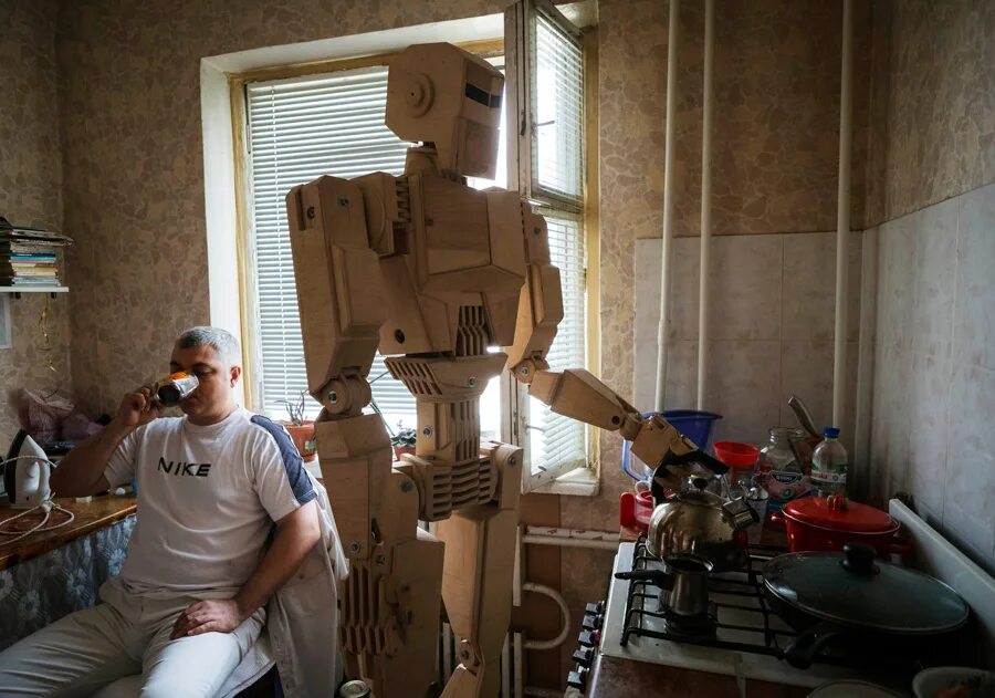 Человек который создает роботов