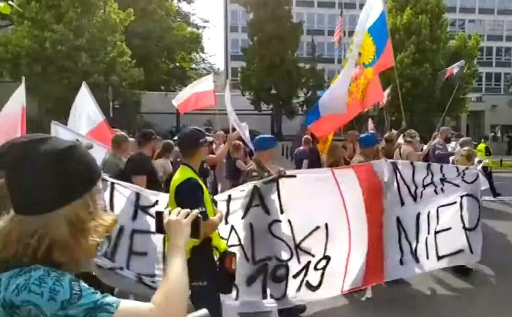 Поляки против россии. Протесты в Польше. Флаги Польши протест. Марш с флагом Польши.