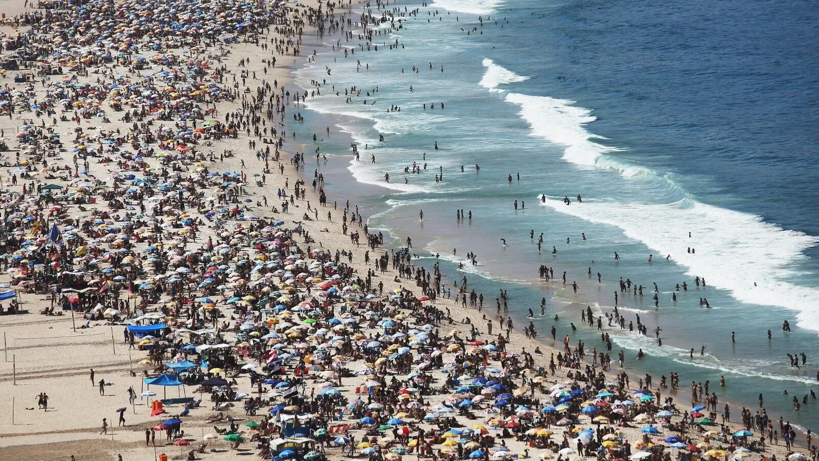 Пляжи которые нужно увидеть. Пляж Копакабана. Рио де Жанейро пляж. Пляж Рио де Жанейро люди. Пляж Рио де Жанейро Копакабана камера.