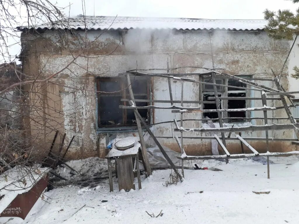 Горит дом ночью. Пожарные белорецк. Пожар в октябрьском. В сорочинске сгорел дом. Сгоревшее здание.