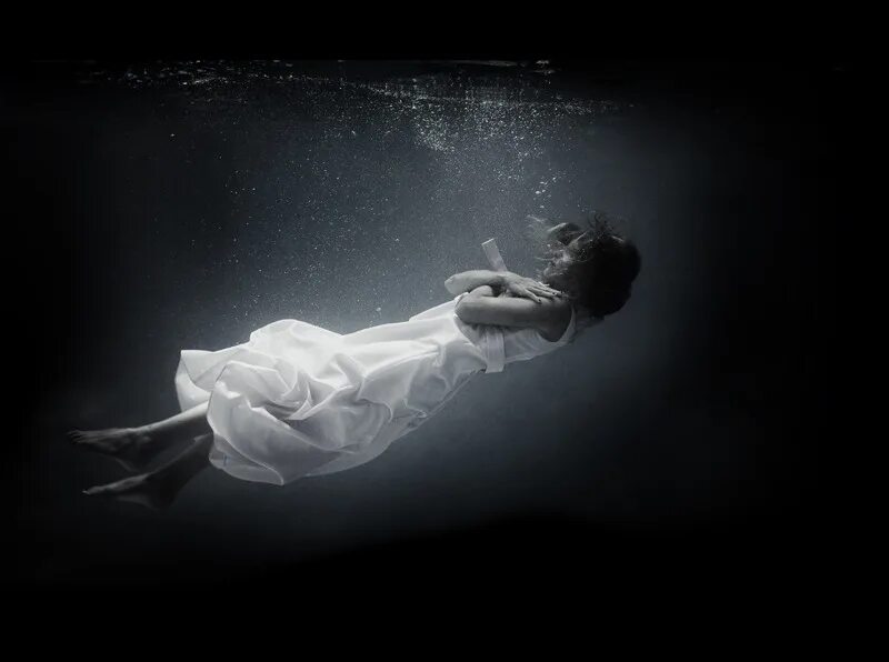 Девушка тонет в воде. Девушка под водой тонет. Тонущий человек. Девушка под водой тонет. Сон бывший тонет.