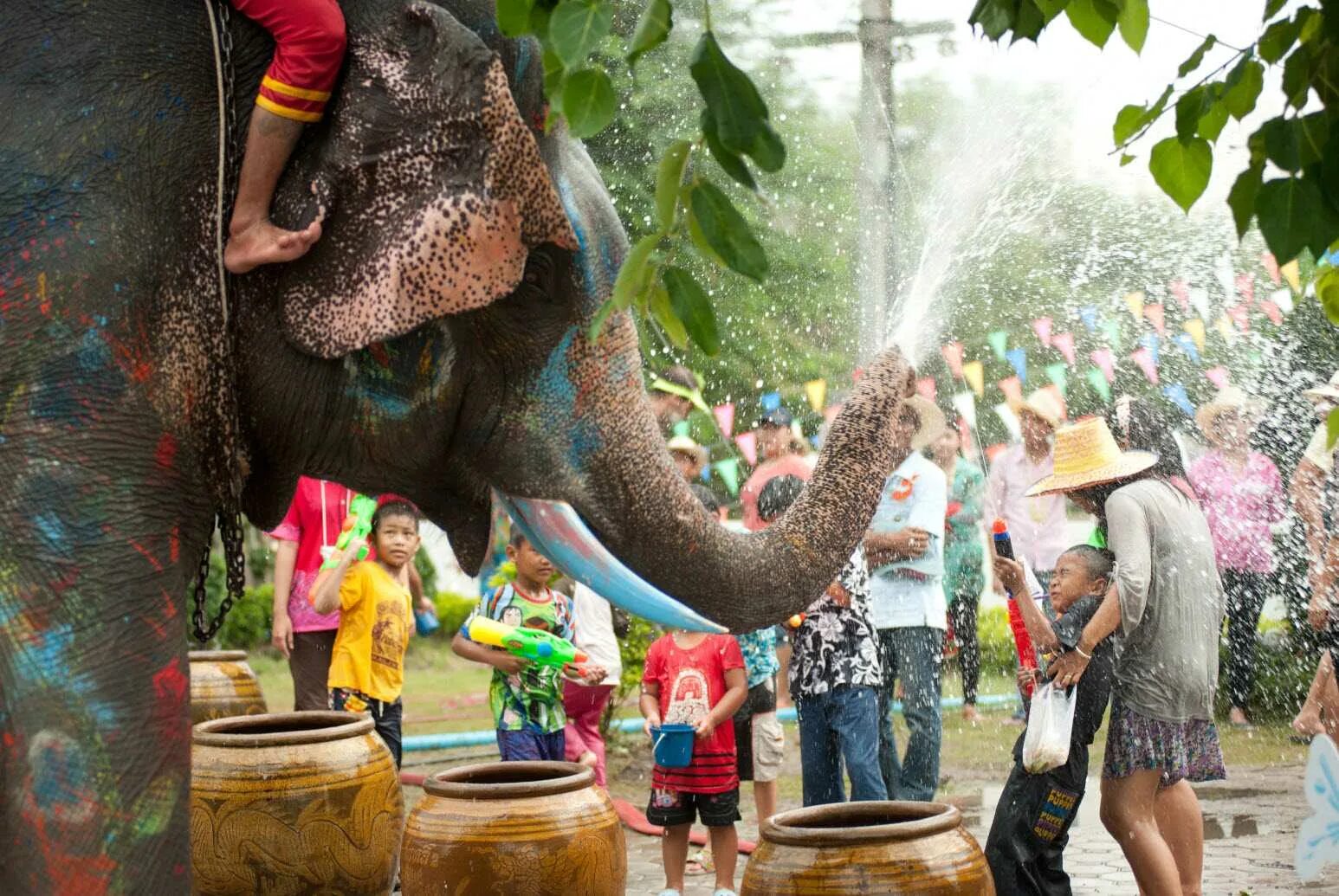 Songkran (сонгкран) в таиланде. Праздник в таиланде songkran. Сонгкран. Новый год (сонгкран) в таиланде. Тайский новый год сонгкран.