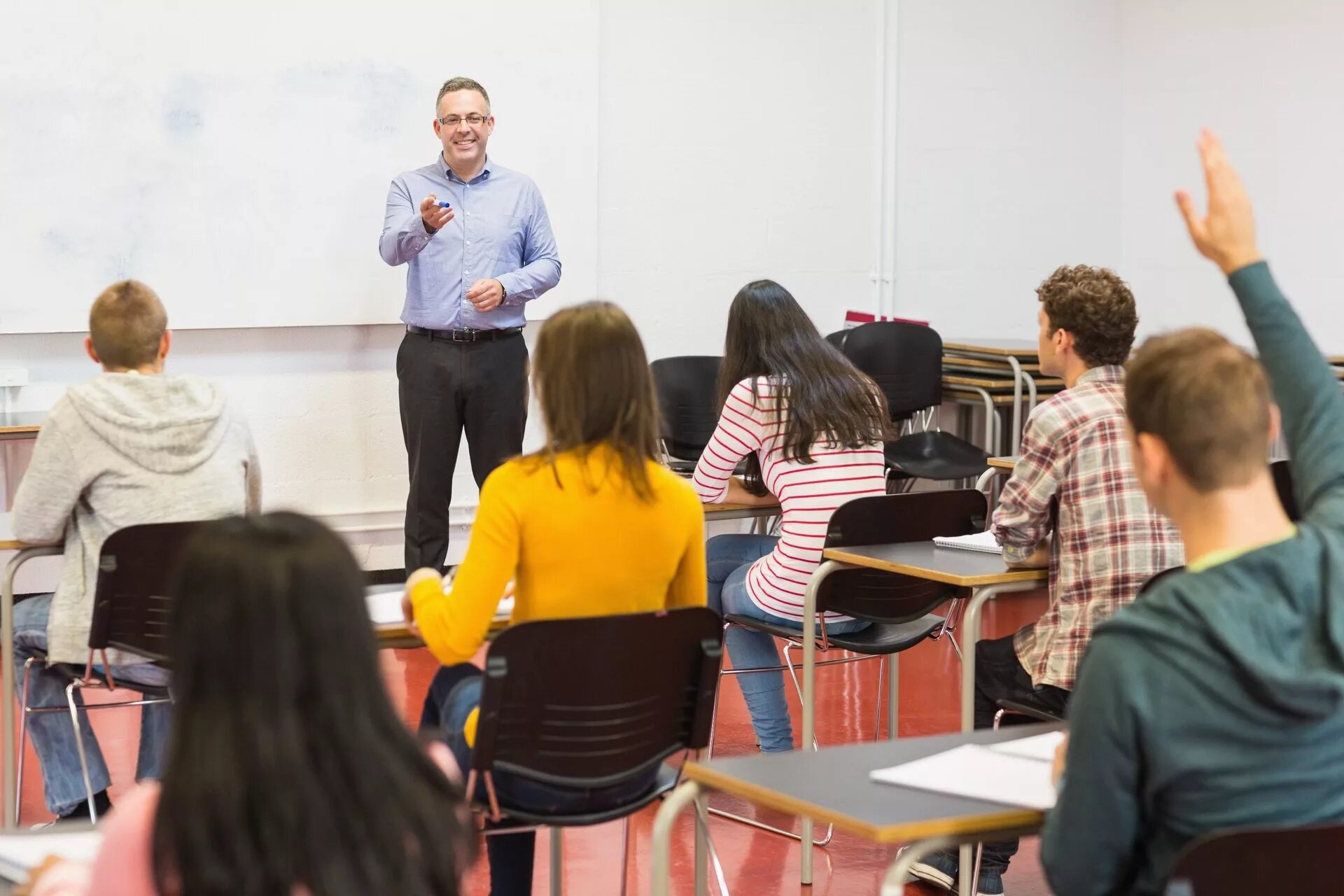 Лекция в вузе. Семинар в университете. Преподаватель и студент. Преподаватель вуза.