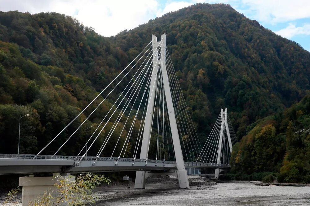 Скай парк сочи скайбридж. Мост красная поляна сочи. Мост скайбридж в сочи. Вантовый мост краснодарский край. Скай парк сочи.