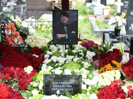 Памятник юдашкину на троекуровском кладбище