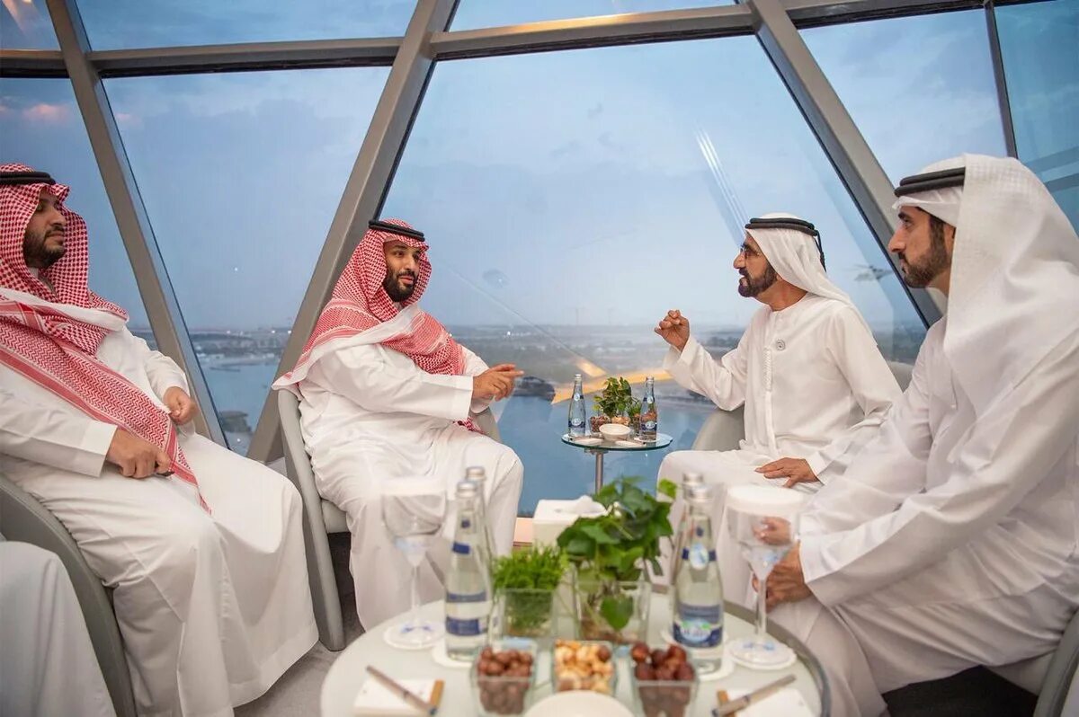 Арабская пито. Принц Сауди Дубай. ОАЭ наследный принц Абу Даби. Шейх Абу Даби 2024. Абу Даби семья.