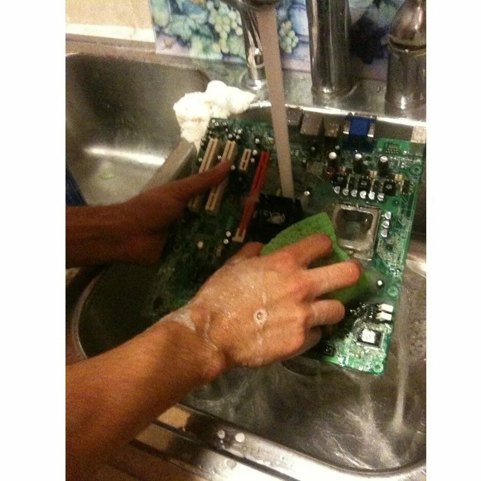 Как мыть пк. Помыть клавиатуру. Как мыть пк. Инструмент для очистки пк от пыли 220в. Комп в ванной.