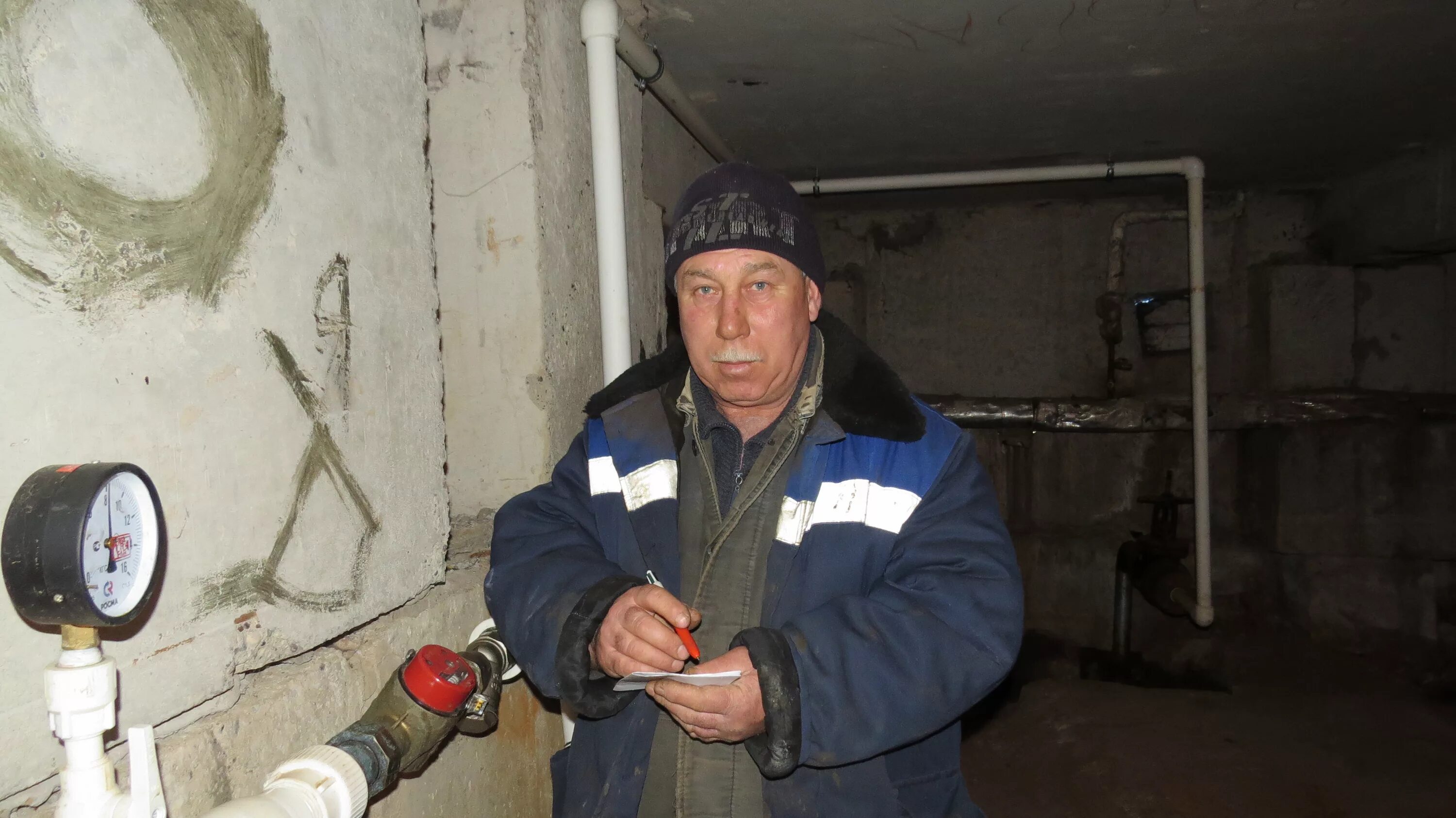 слесарь-сантехник. сантехник. русский сантехник. муж сантехник. сантехника фон.