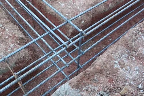 Каркас арматурный 12 мм. Армирование ленточного фундамента шириной 40 см. Армировка ленточного фундамента. Вязка арматуры для фундамента. Арматурный каркас для ленточного фундамента 300*600.