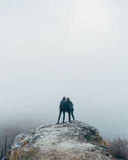 В дали виднелись горы