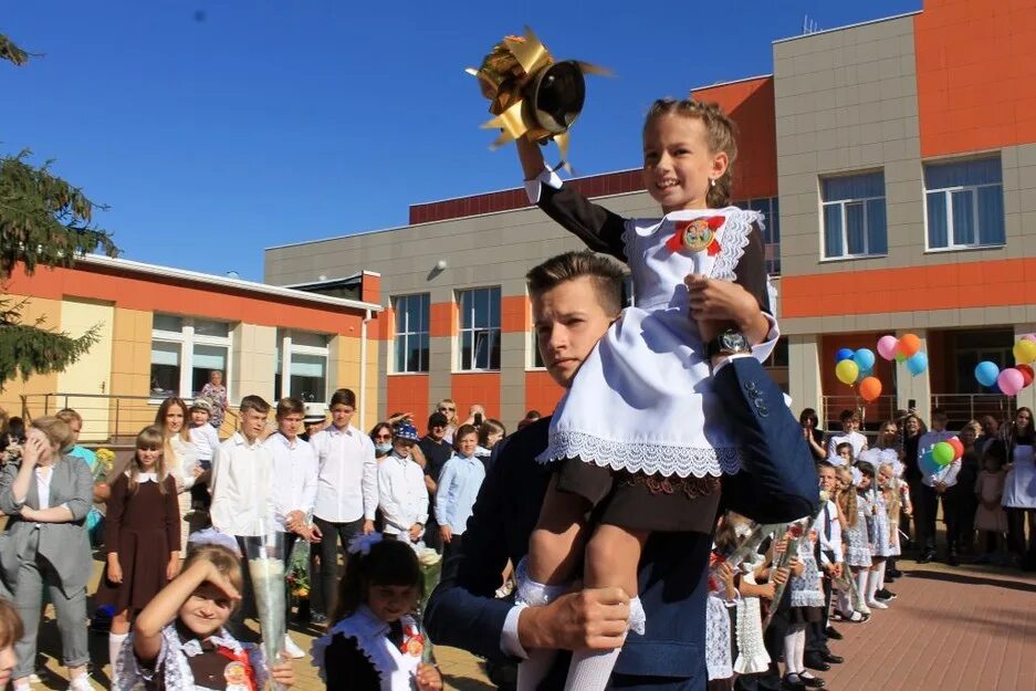 11 класс первый звонок. Маслова Пристань школа. Первоклассница последний звонок. Первый звонок первоклашки. Первоклассница первый звонок.