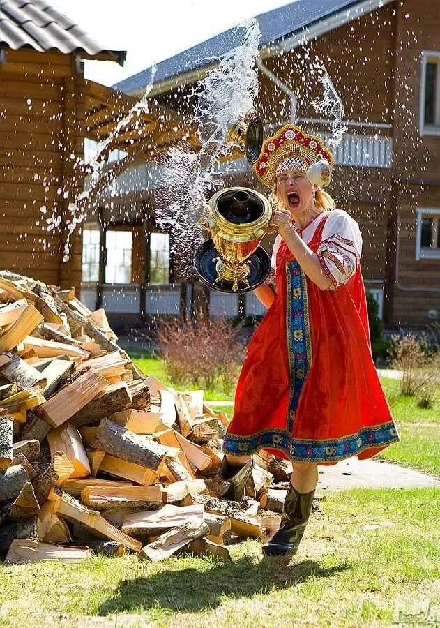 Домик на курьих ножках. Веселая деревня. Смешные деревни. Приколы про деревню. Жизнь в деревне приколы.