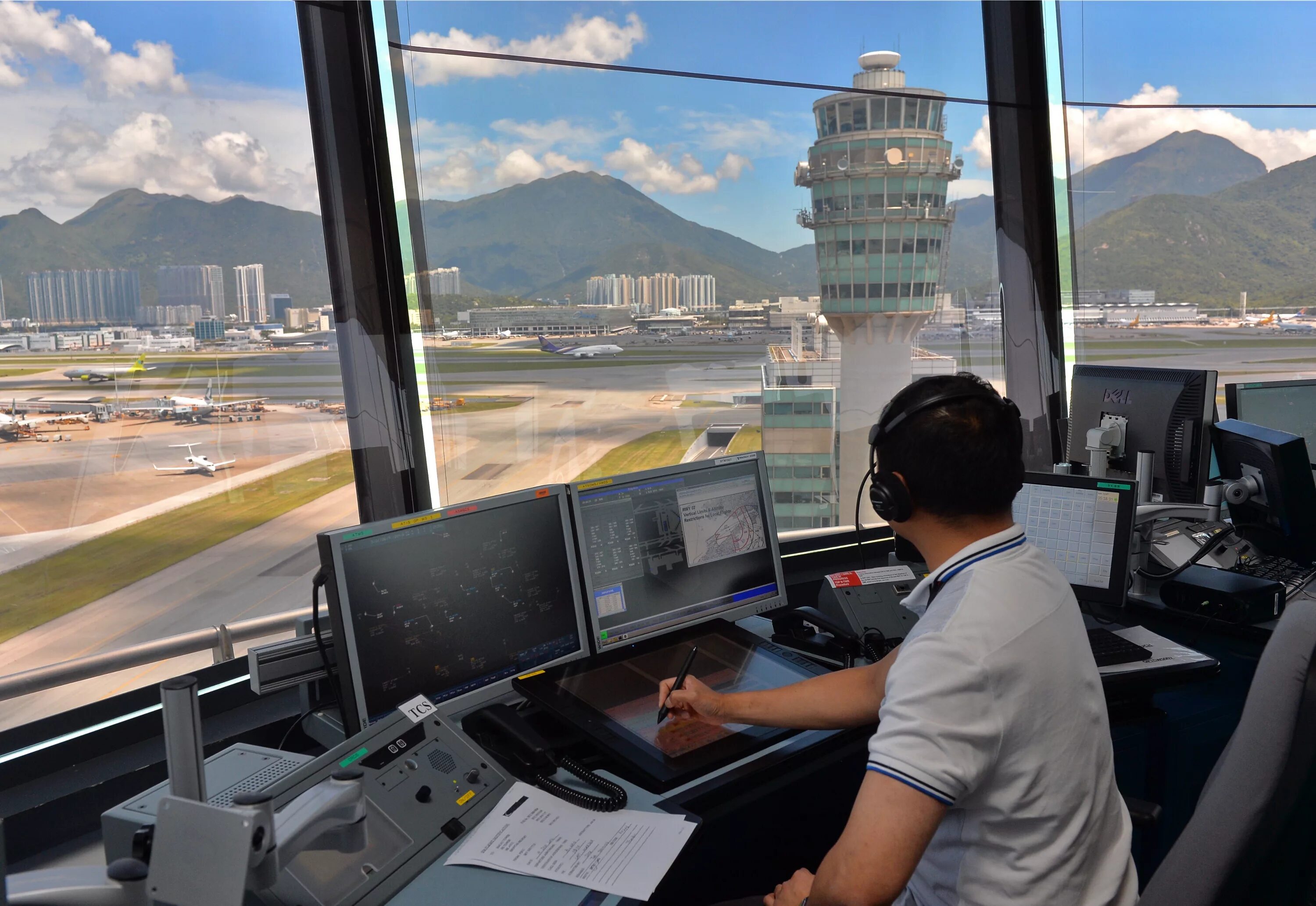 Traffic controller. Atc air traffic control. авиадиспетчер air traffic control. диспетчерская вышка. диспетчер аэропорта.