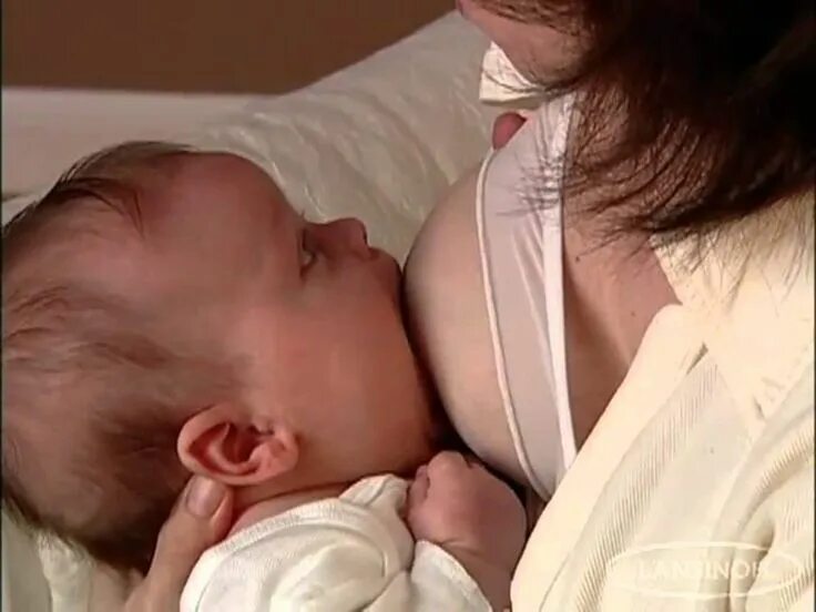 Feeding your baby day by day. Первый прикорм. Wilson baby breastfeeding. Мама кормит ребенка. Мама кушает.