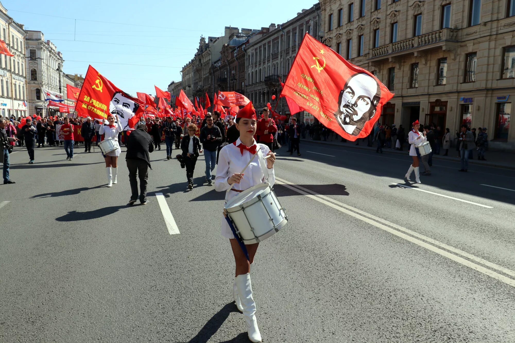 Петербург Первомай портрет Ленина. Первомай в Питере. Демонстрация 1 мая в Питере. Шествие на 1 мая Санкт-Петербург.