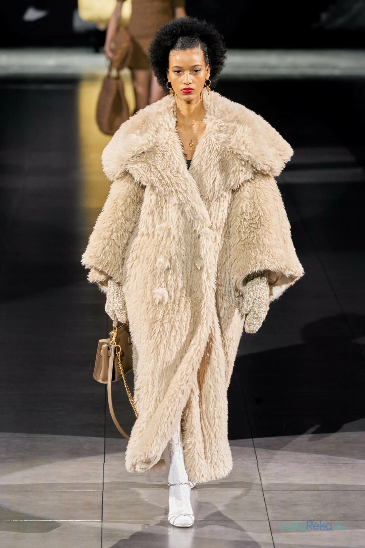Какие искусственные шубы в моде. Шубки диор 2025. шуба fendi 2025 леопард. шубы диор зима 2025. шубы фенди 2019.