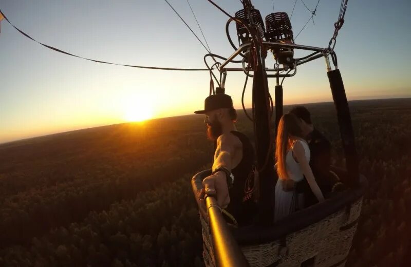 Высота 3000 метров над землей. 100 метров над землей. Вид с высоты 100 метров. Девушка на обрыве. 100 метров над пропастью.
