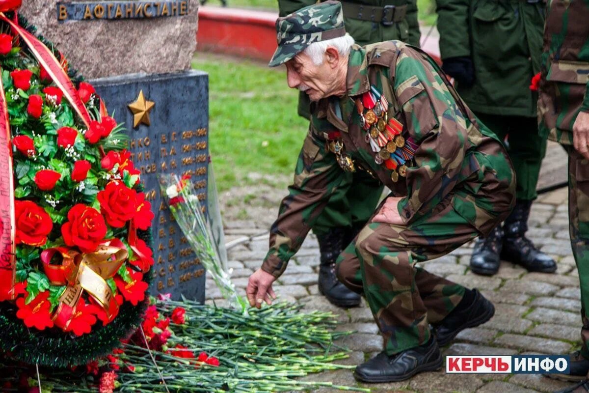 Поддержка участников боевых действий. Войны интернационалисты. Цветы воинам афганцам. Венок для погибшего воина интернационалиста. Воины-интернационалисты фото.