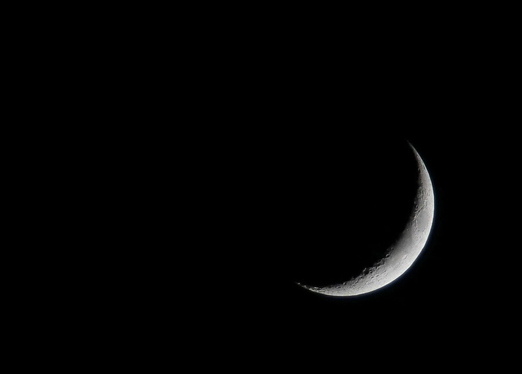 Moons going. Полумесяц. Луна полумесяц. Новолуние. Новолуние картинки.