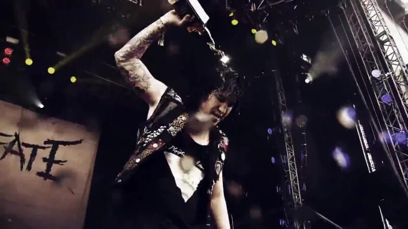 One for the money escape the fate альбом. Escape the fate 2020. Escape the fate 2022. Escape the fate гитарист. Escape the fate гитарист.