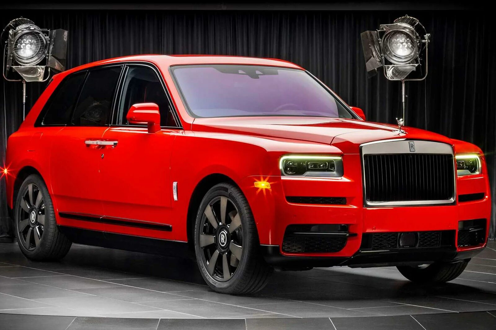 Роллс калинан. Rolls-Royce Куллинан. Rolls Royce Cullinan красный. New Rolls Royce Cullinan. Rolls Royce Cullinan цвета.