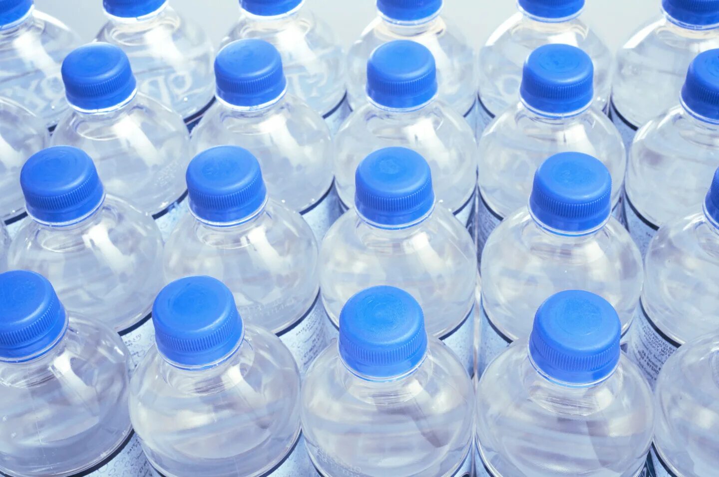 В воде много кислорода. Красивые пластиковые бутылки. Бутылка для воды. Бутылки для питьевой воды пластиковые. Пластик бутыл вода.