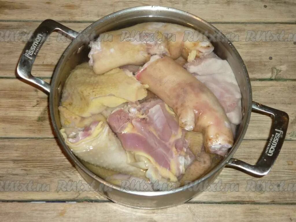 Холодец из куриных лапок и рульки свиной. Холодец из свиных ножек и курицы. Холодец из свиных ножек и курицы без желатина. Холодец из рульки. Холодец с рулькой и куриными лапками.