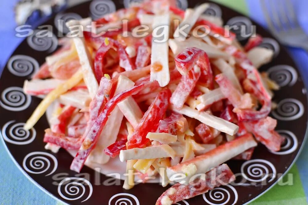 Салат с крабовыми палочками и перцем. Крабовые палочки с перцем болгарским. Салат с перцем болгарским и крабовыми палочками. Салат с перцем болгарским и крабовыми палочками. Салат с перцем болгарским и крабовыми палочками.