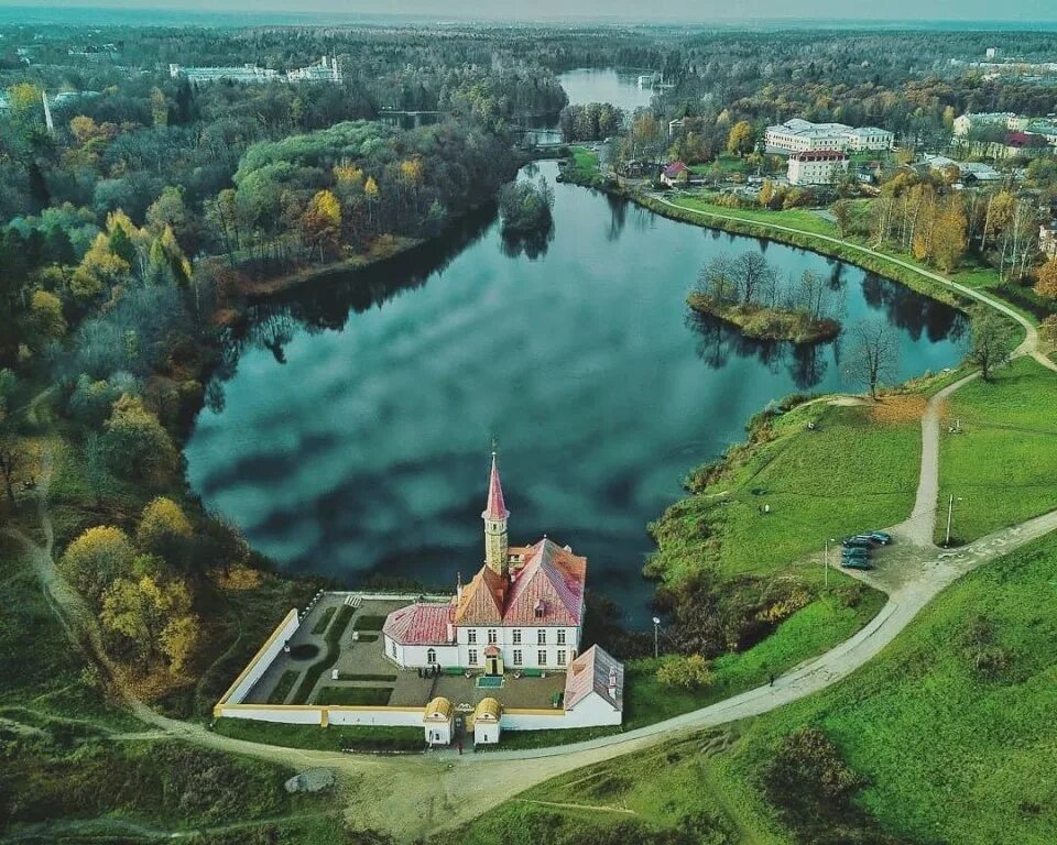 Три района ленинградской области. Гатчинский парк Приоратский дворец. Гатчина Ленинградская область дворец. Ufnxbyf gfhr DBL cdth[e. Гатчина Гатчинский парк сверху.