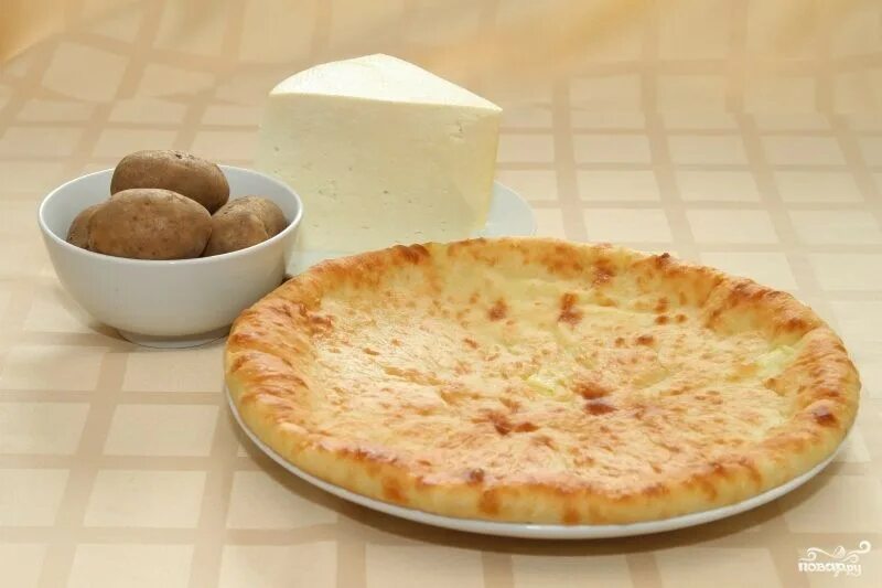 Осетинские пироги рецепт с сыром и картофелем. Осетинские пироги с картошкой. осетинский пирог с сыром. осетинский пирог с картофелем. осетинские пироги с сыром и картофелем.